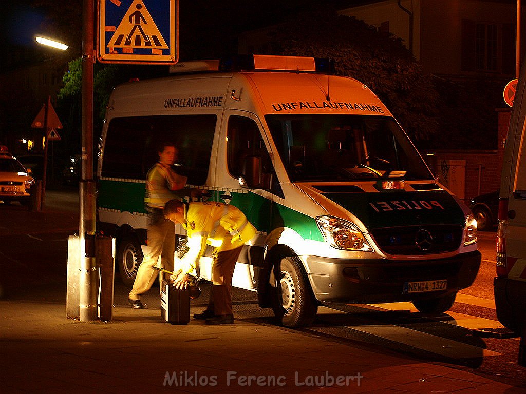 Person unter Bahn Koeln Hoehenberg Fuldaerstr P104.JPG